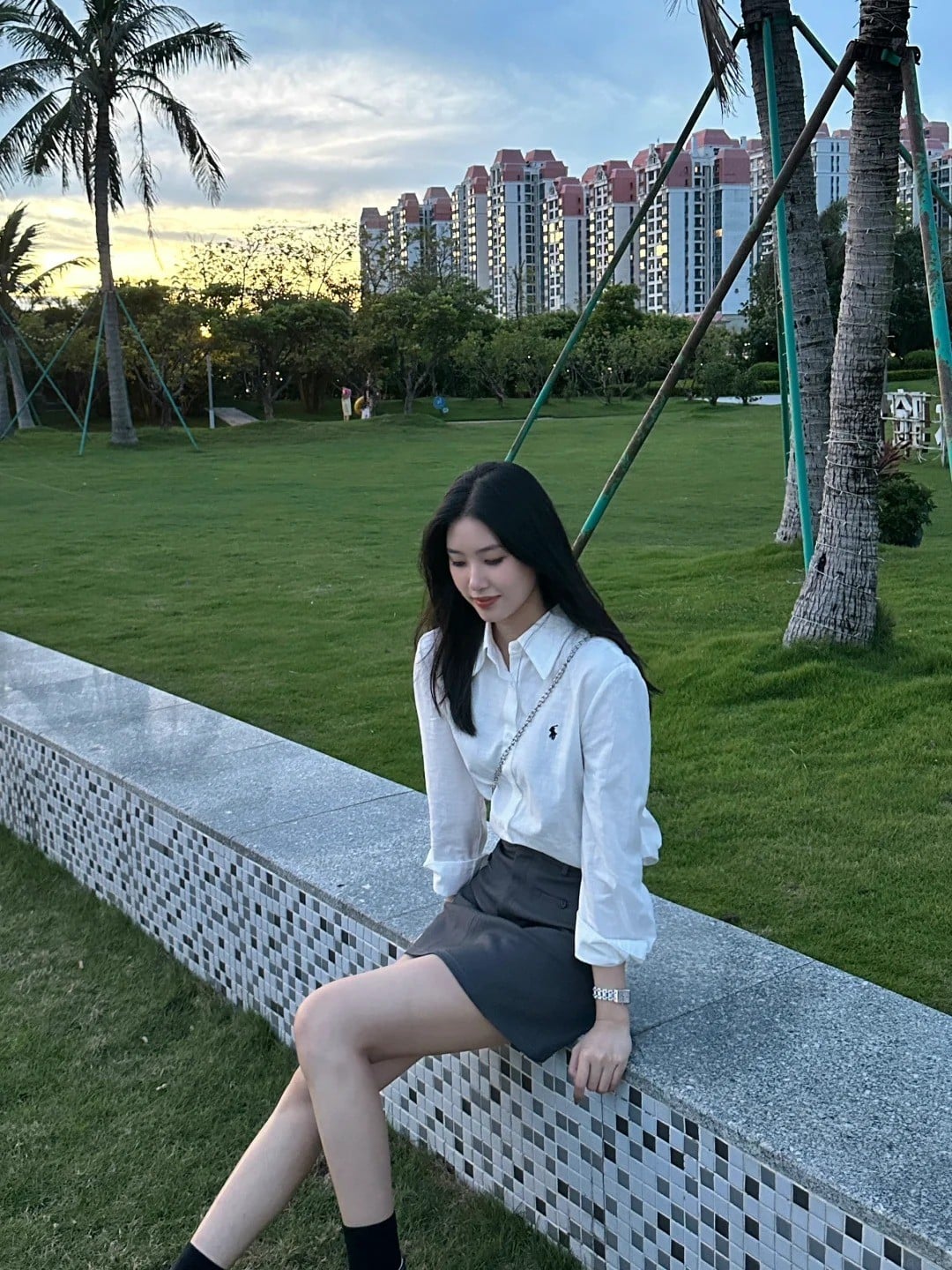phối đồ với áo sơ mi trắng