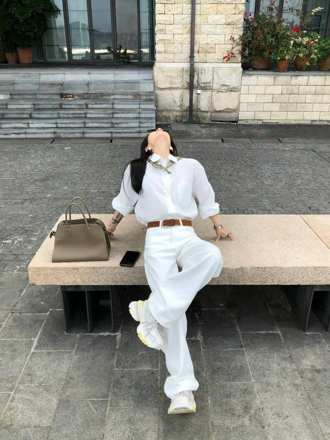 phối đồ với áo sơ mi trắng