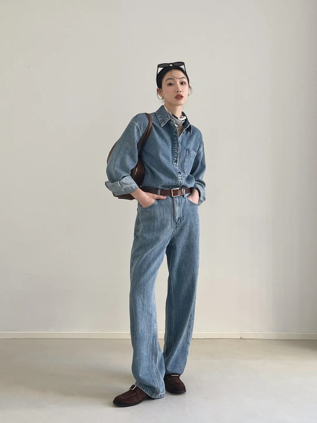 cách mặc áo sơ mi với quần jean