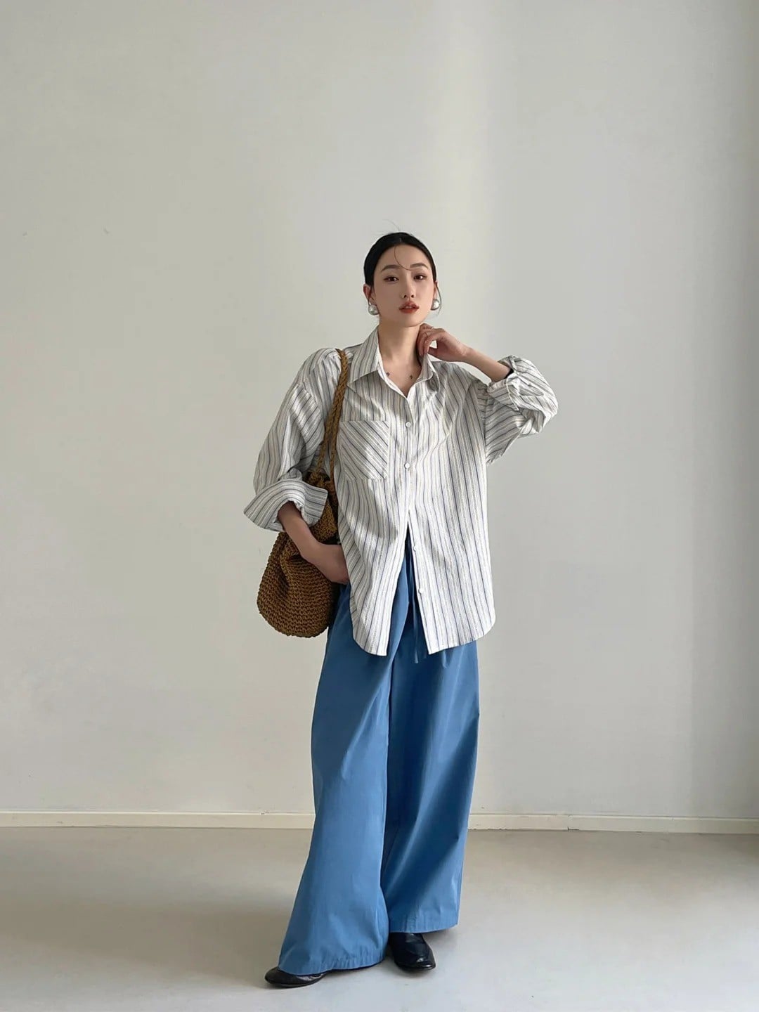 cách mặc áo sơ mi với quần jean
