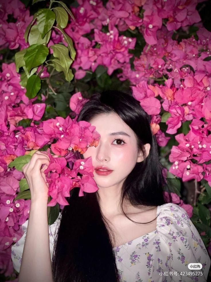 chụp ảnh cùng hoa giấy