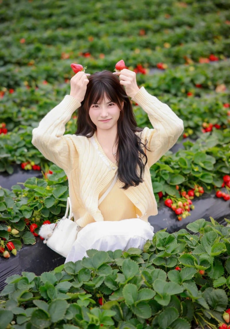 Áo len mỏng và chân váy dài cho ngày trời thu