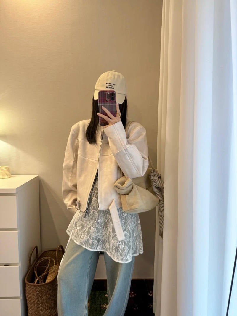 18. Áo khoác da kem + Áo ren layer + Quần jeans xanh nhạt