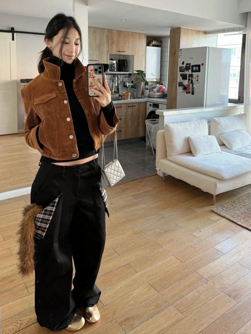 19. Áo khoác nhung tăm croptop + Quần đen ống rộng + Túi xách bạc