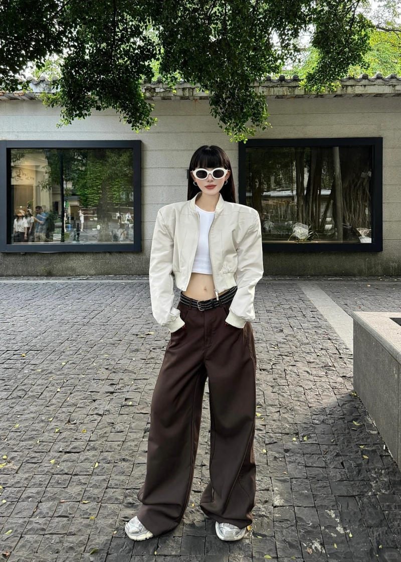 20. Áo khoác bomber trắng ngà + Quần âu nâu ống suông + Kính râm