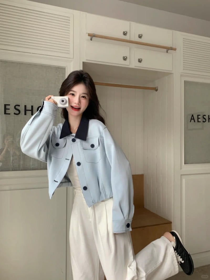 13. Áo khoác kaki xanh pastel + Quần âu ống rộng trắng