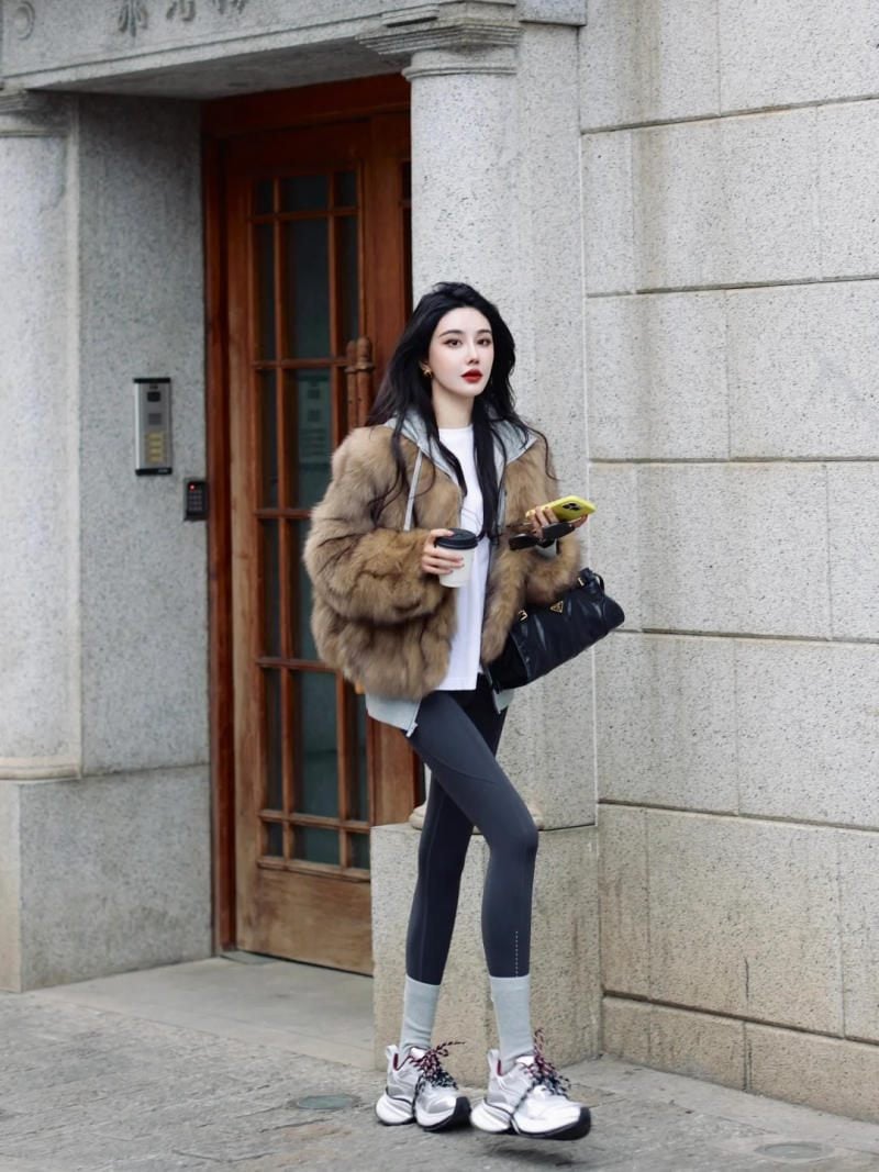 14. Áo khoác lông dáng lửng + Legging xám + Giày sneaker ánh bạc