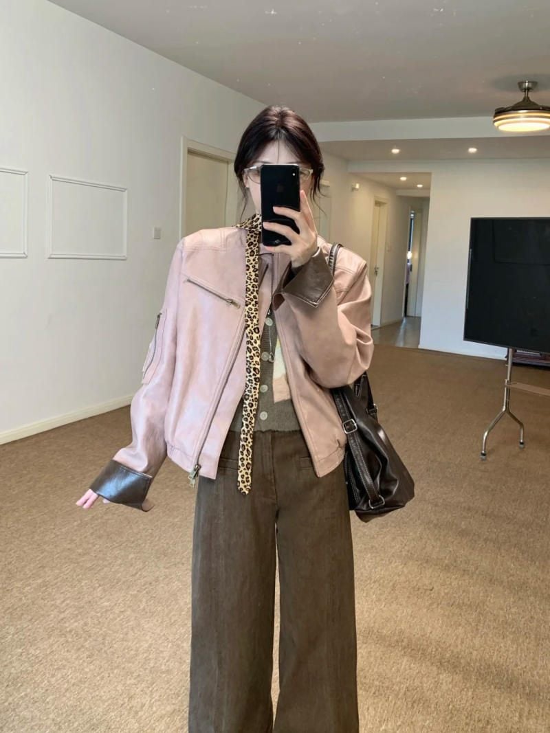 15. Áo khoác da màu hồng phấn + Quần nhung nâu + Khăn rằn ri