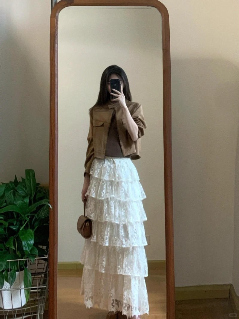 17. Áo khoác da lộn nâu + Chân váy ren xếp tầng dài