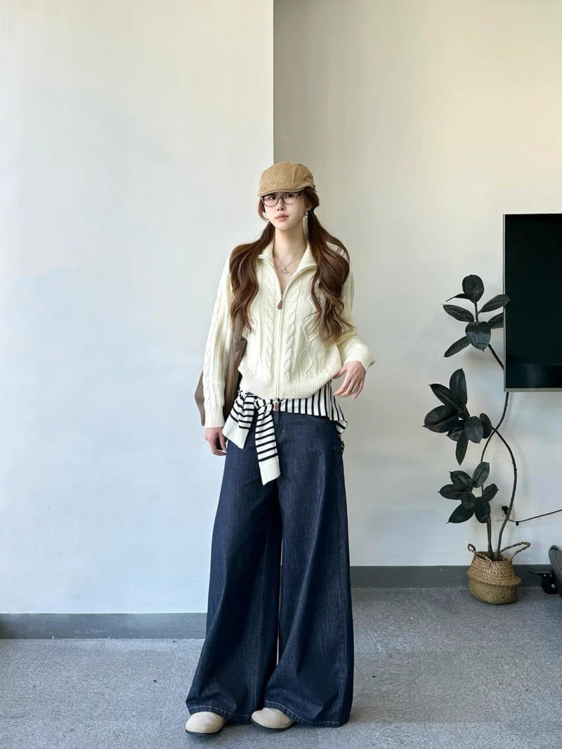 8. Áo len vặn thừng khóa zip + Quần jeans ống rộng + Áo kẻ sọc buộc eo