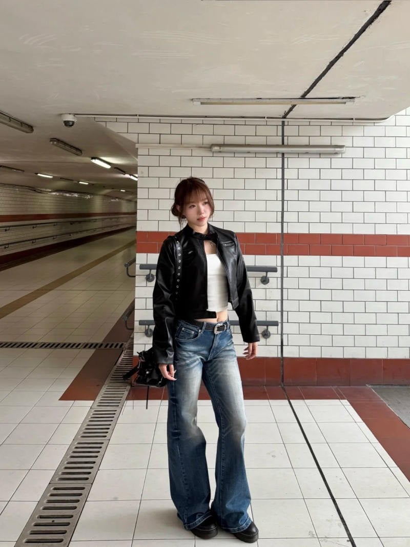 9. Áo khoác da tối giản + Áo ống trắng + Quần jeans ống loe