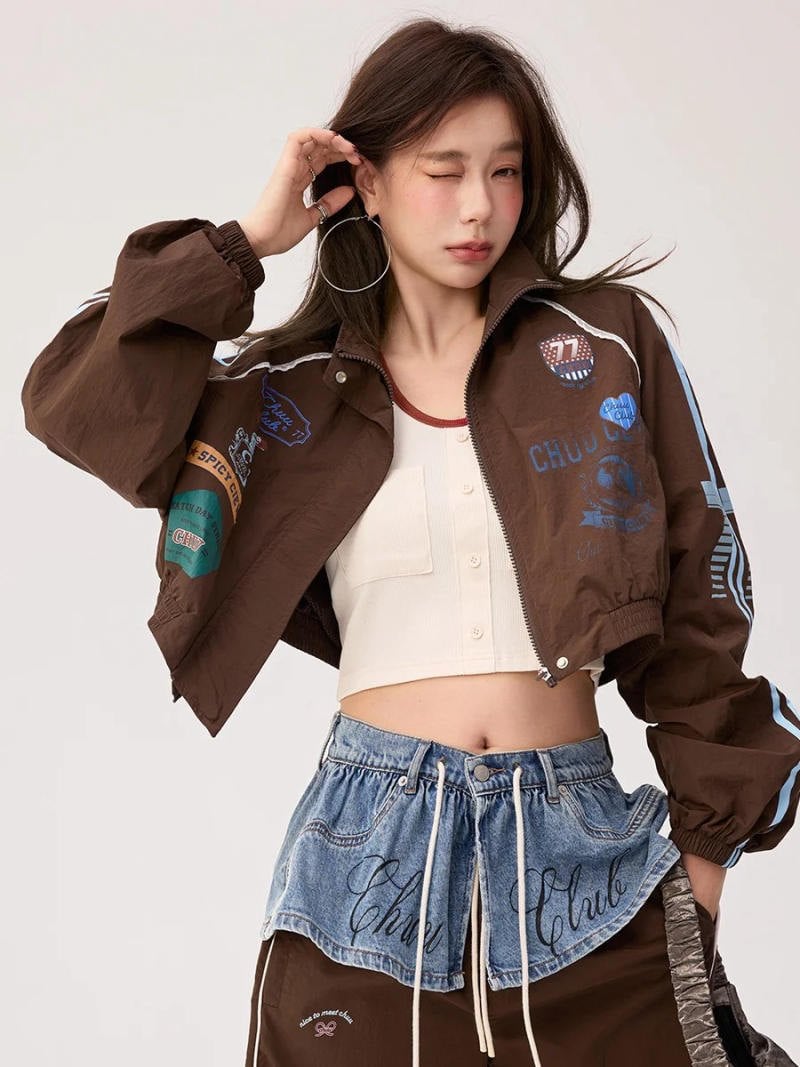 10. Áo khoác bomber phối màu + Áo thun trắng + Quần cạp đôi độc đáo