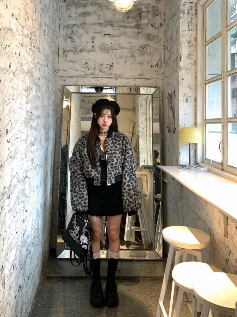 12. Áo khoác lông họa tiết da báo + Chân váy đen + Combat boots
