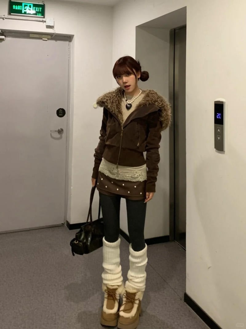 7. Áo khoác nỉ phối lông + Chân váy ngắn layer + Tất ống chân (Leg warmers)