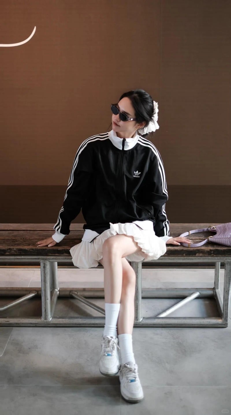 3. Áo khoác thể thao croptop + Chân váy ngắn xếp tầng + Sneaker trắng