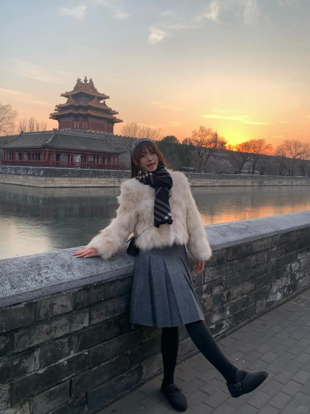 Biến tấu legging thành quần tất với váy ngắn