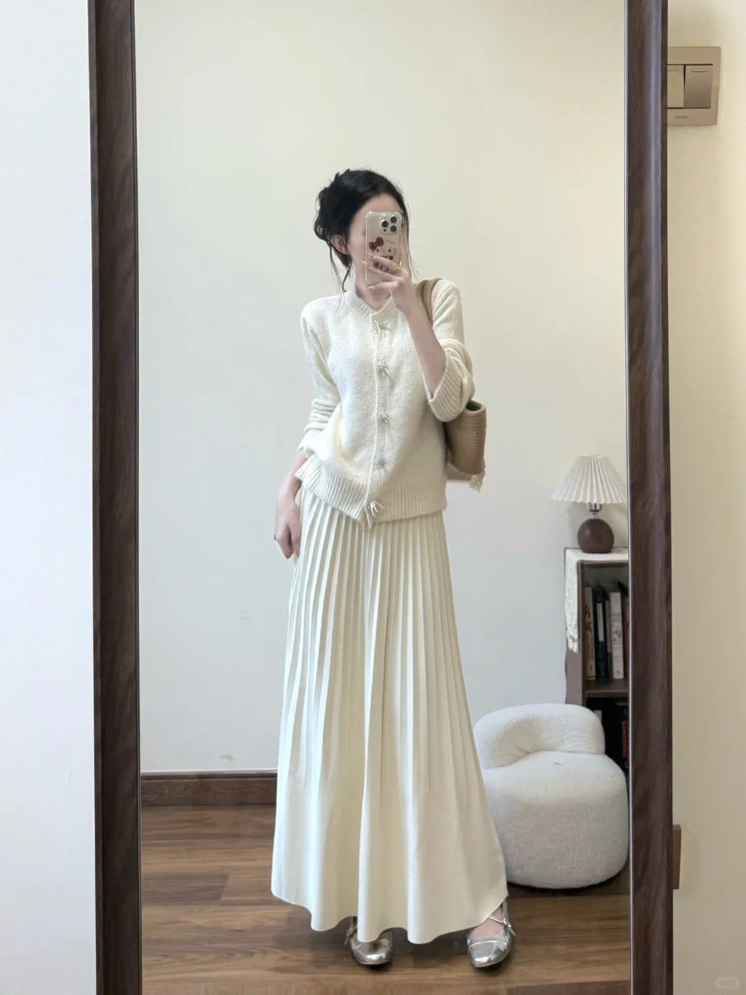 Chân váy màu be phối với áo màu trắng