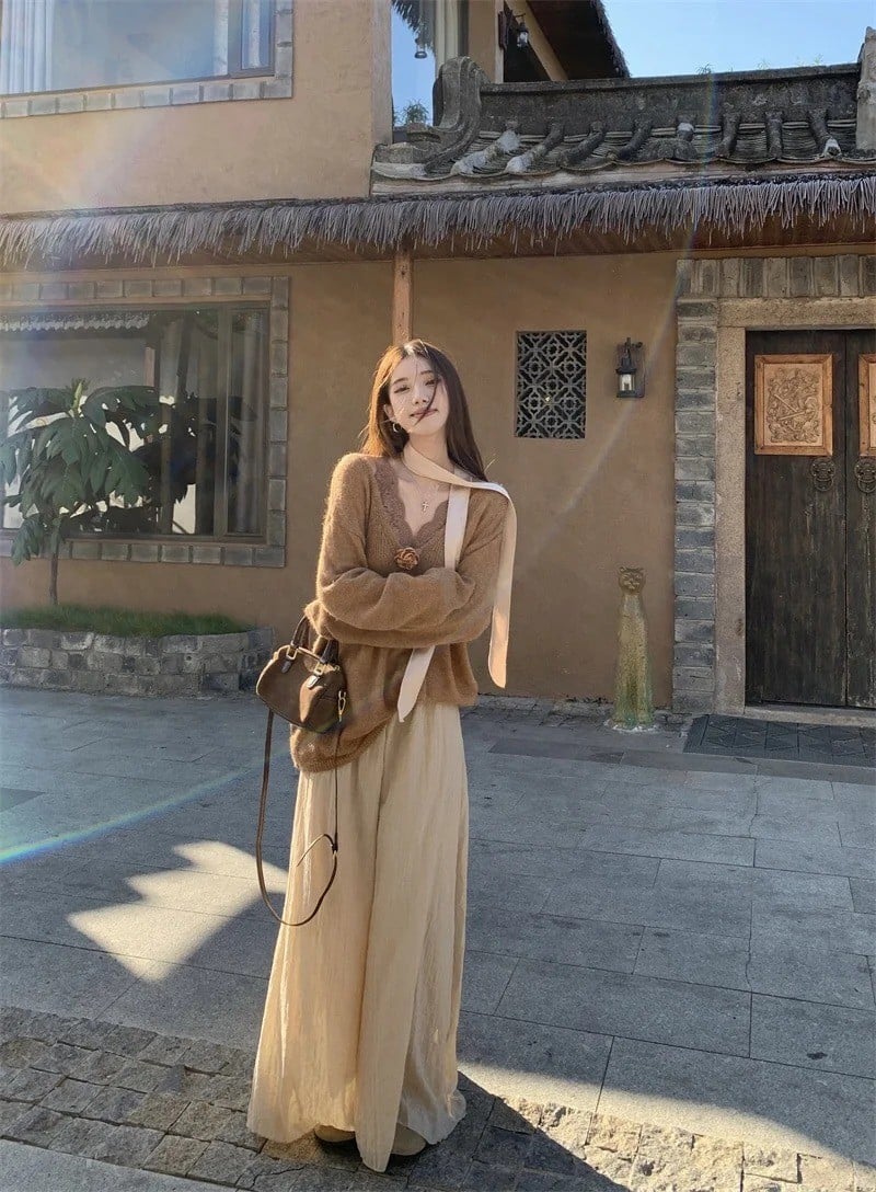 Phối theo phong cách Tone-sur-tone (Nâu, Be đậm, Cam đất)