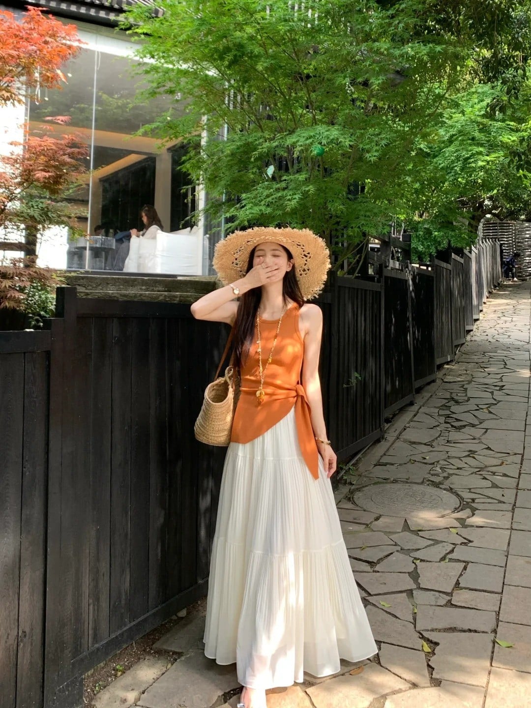 Chân váy màu be phối với áo màu đỏ hoặc cam đất