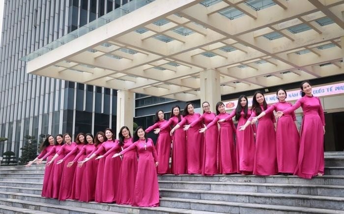 22. Đồng diễn tay chào trang trọng