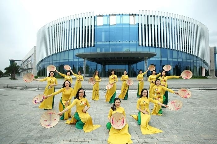 17. Đồng diễn với nón lá