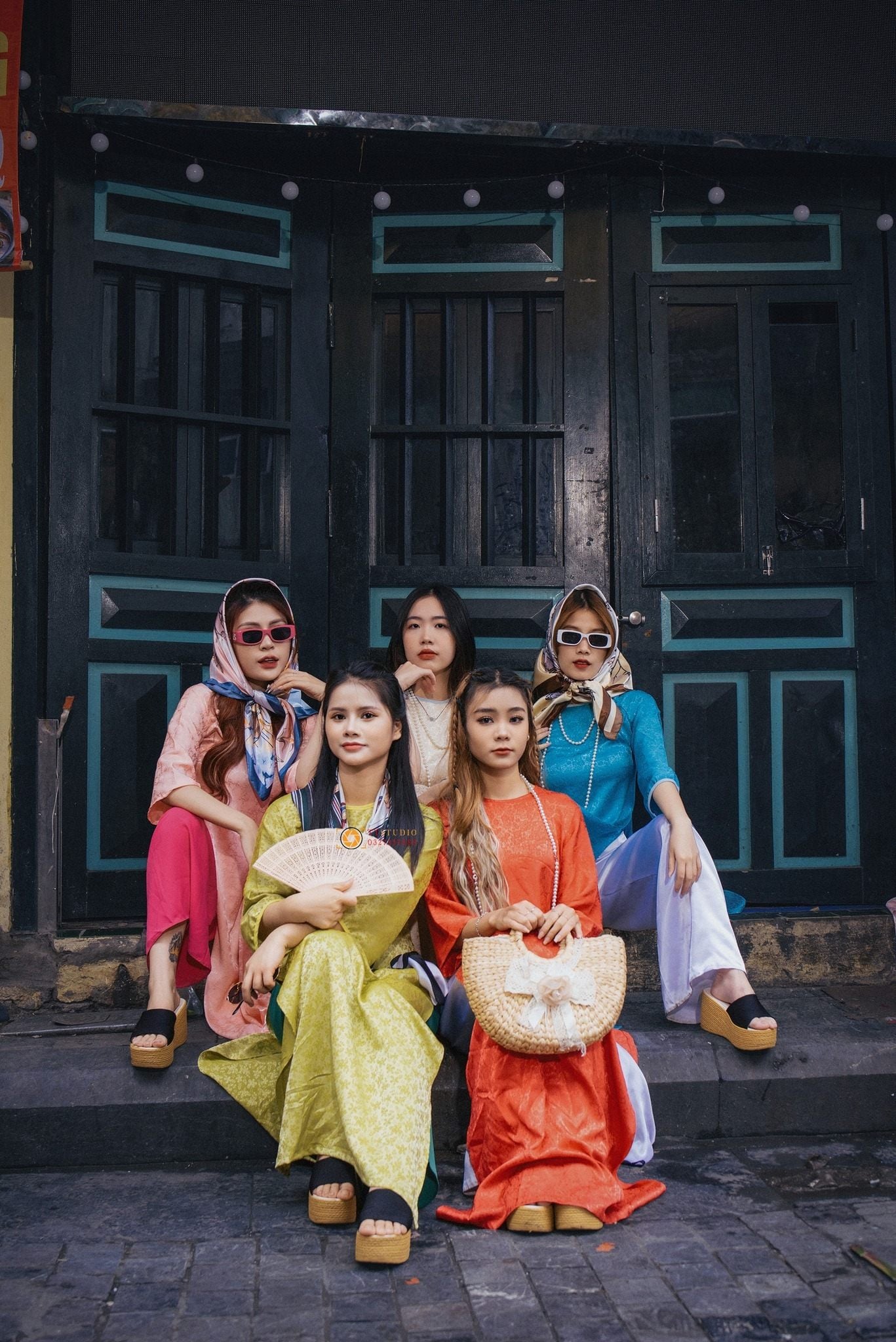 15. Ngồi trên thềm, thần thái sang chảnh