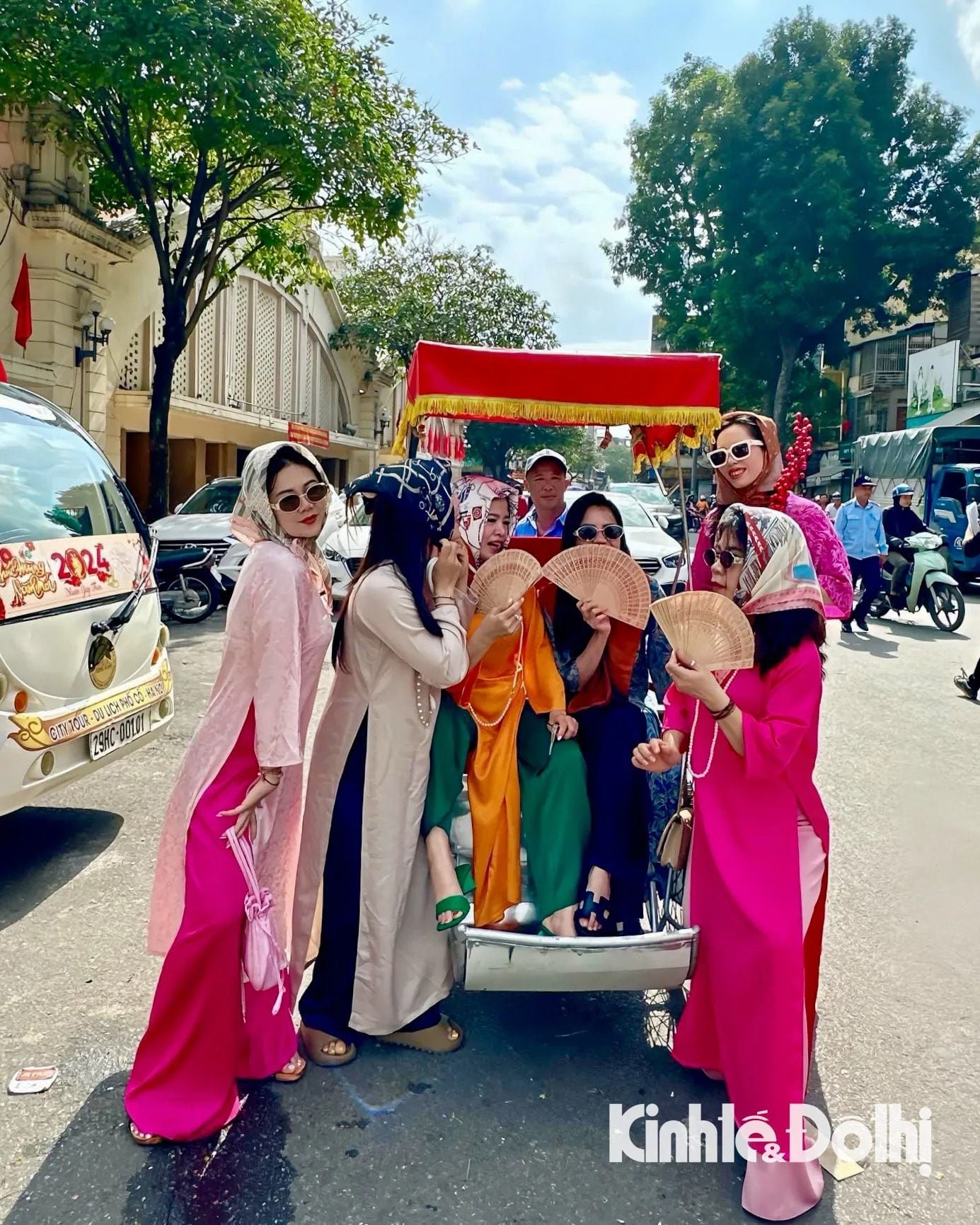 14. Vui nhộn trên xe xích lô