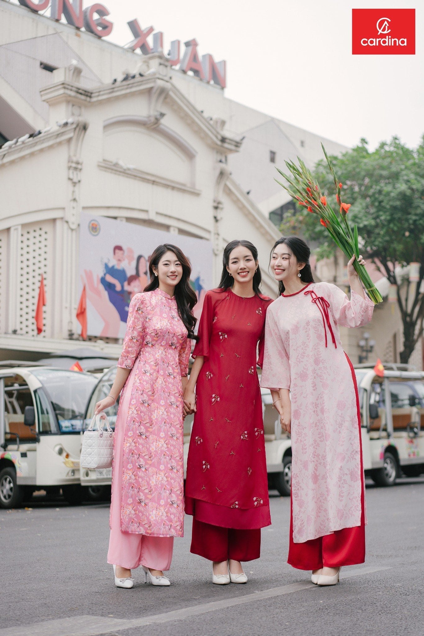 8. Đứng thẳng hàng, khoe trọn vẻ đẹp áo dài