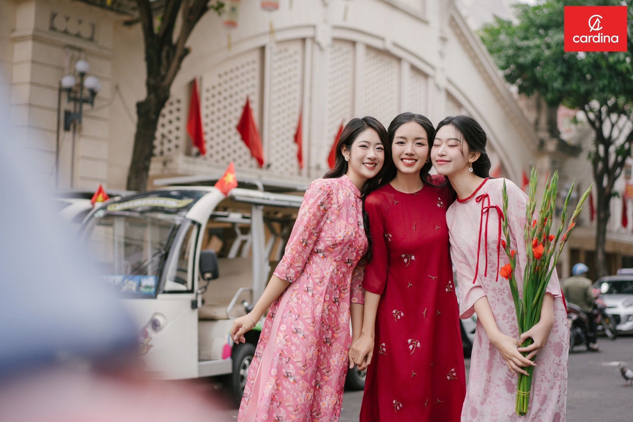 7. Tựa vai nhau, ánh mắt mơ màng