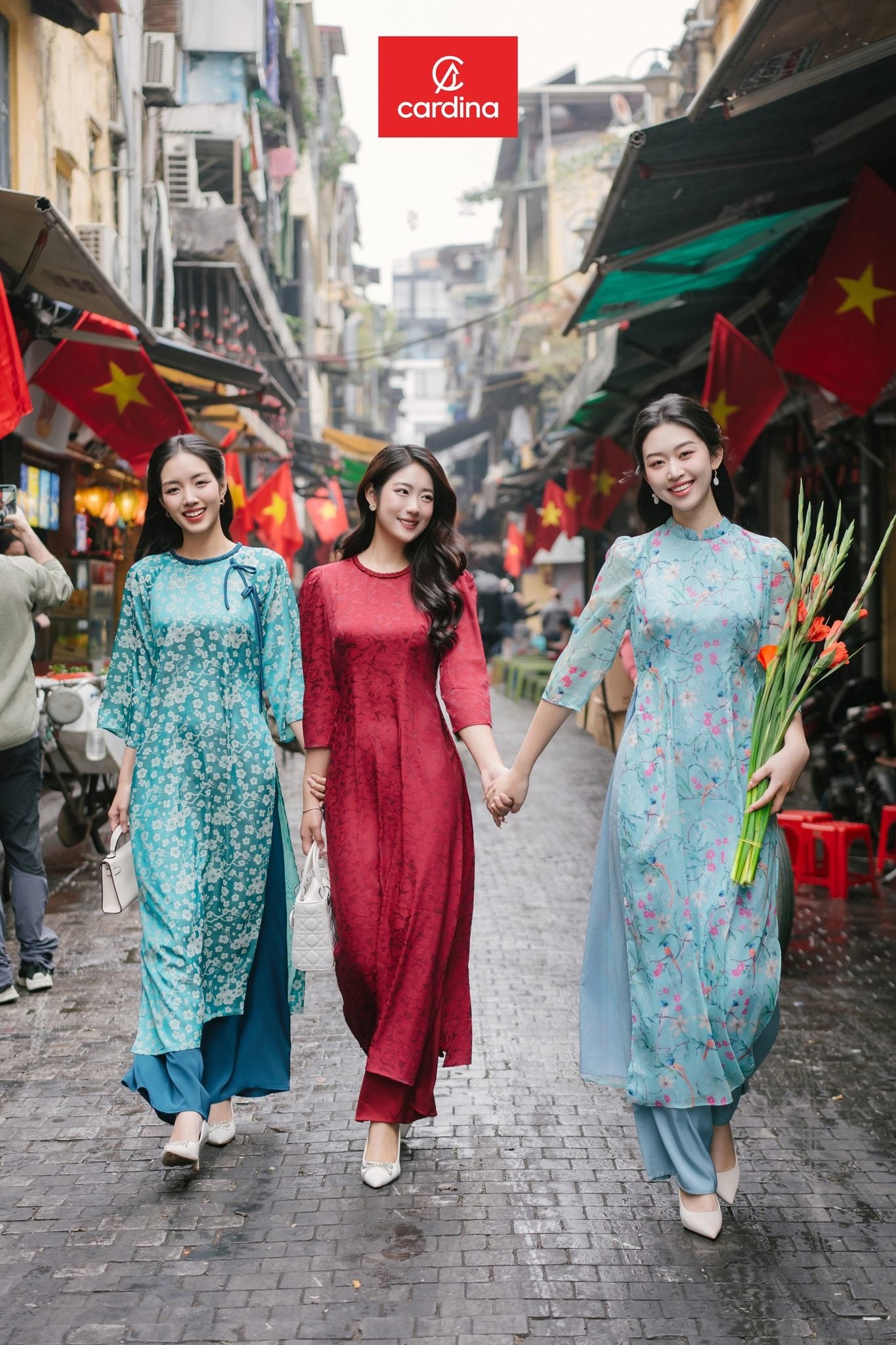 5. Cùng nhau sải bước, tay trong tay