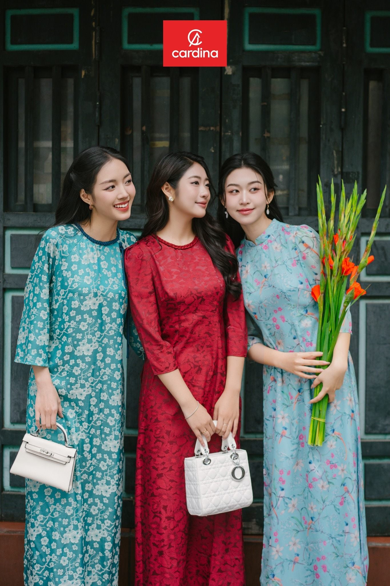 3. Đứng cạnh nhau, tựa đầu thân mật