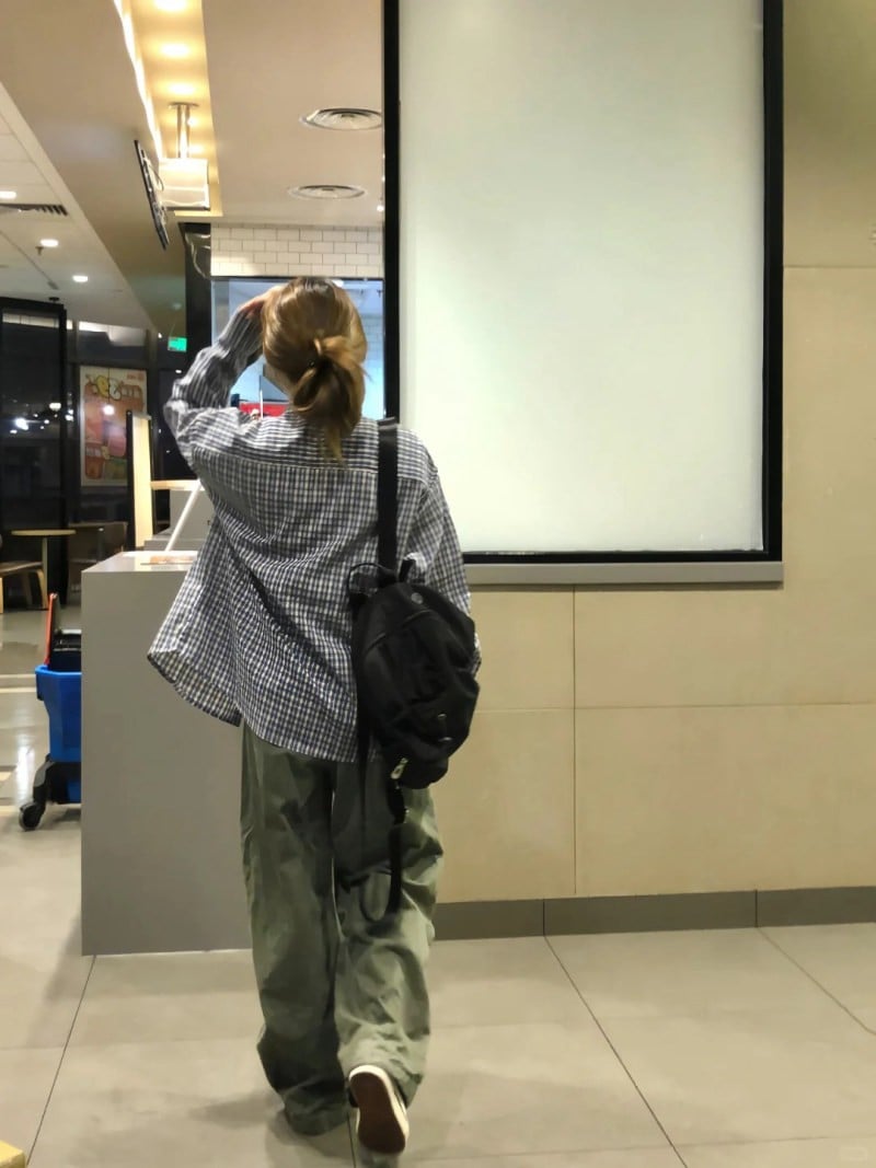 quần xanh rêu phối với áo màu gì