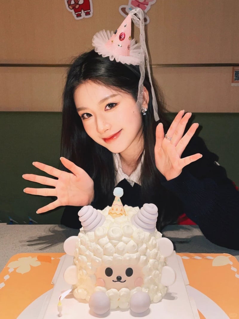 cách tạo dáng chụp ảnh với bánh sinh nhật