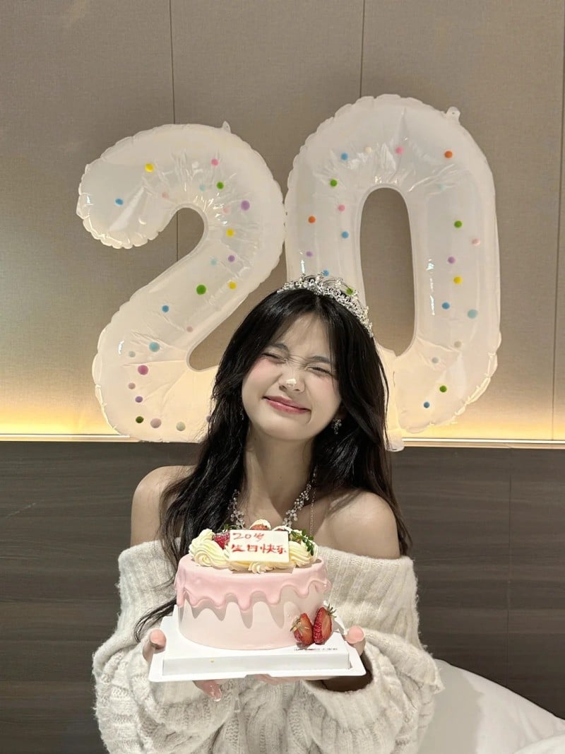 cách tạo dáng chụp ảnh với bánh sinh nhật