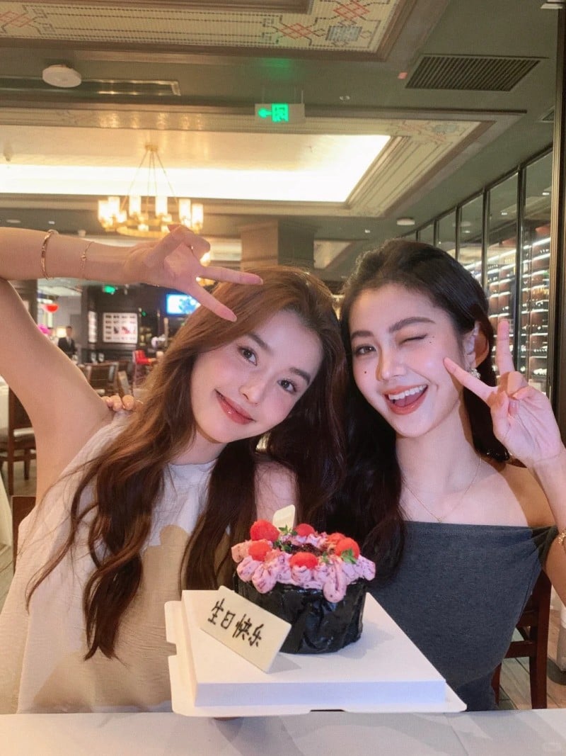 cách tạo dáng chụp ảnh với bánh sinh nhật