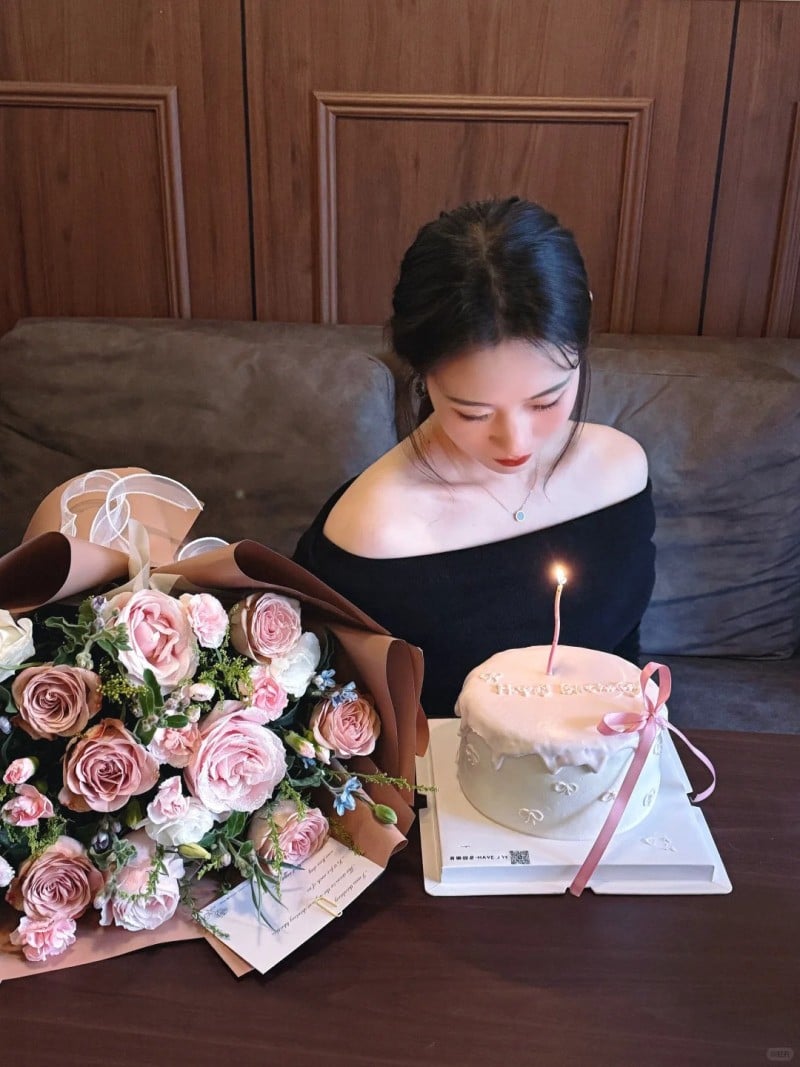 cách tạo dáng chụp ảnh với bánh sinh nhật