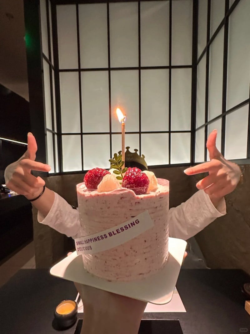 cách tạo dáng chụp ảnh với bánh sinh nhật