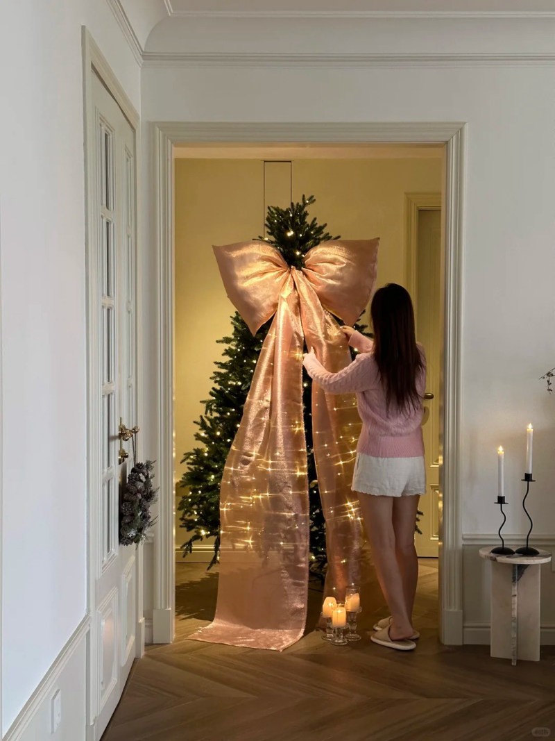 cách tạo dáng chụp ảnh với cây thông