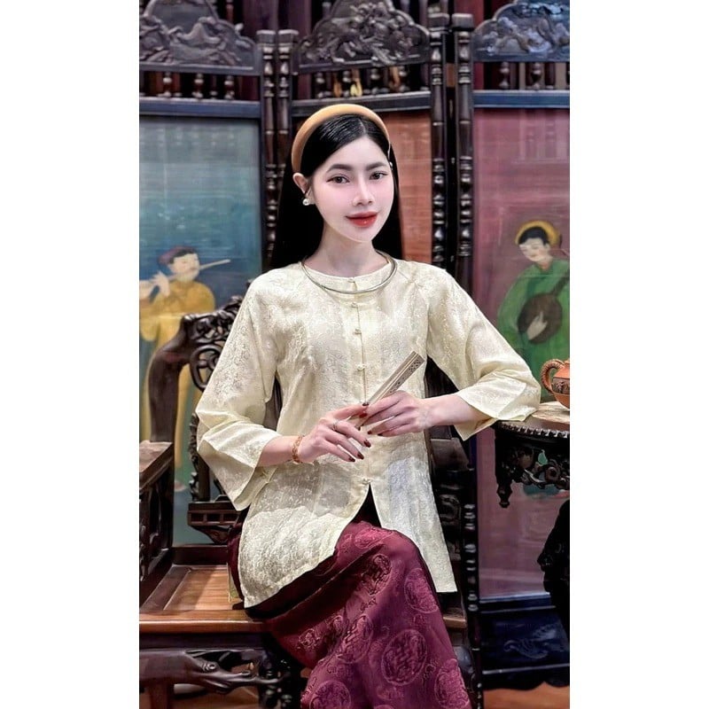 Áo bà ba gấm kem tay loe viền cổ kim loại