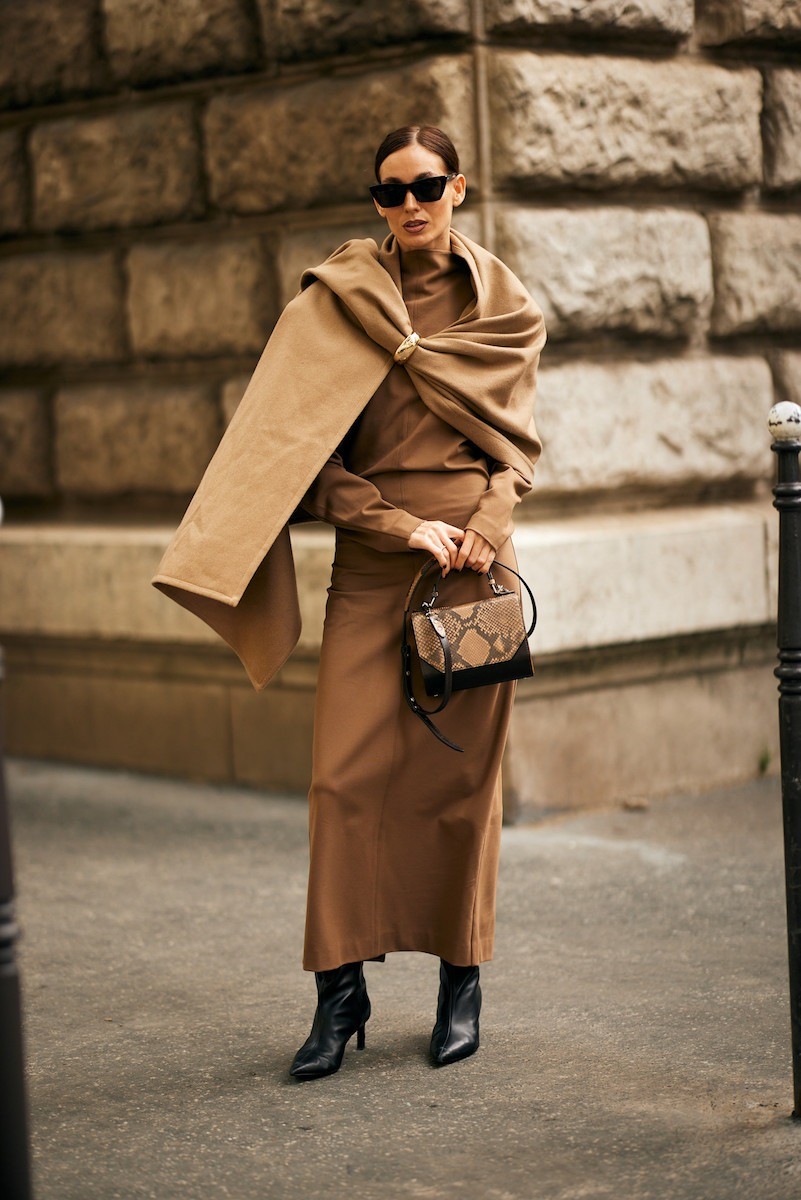 2. Áo choàng len + Váy liền thân tone sur tone