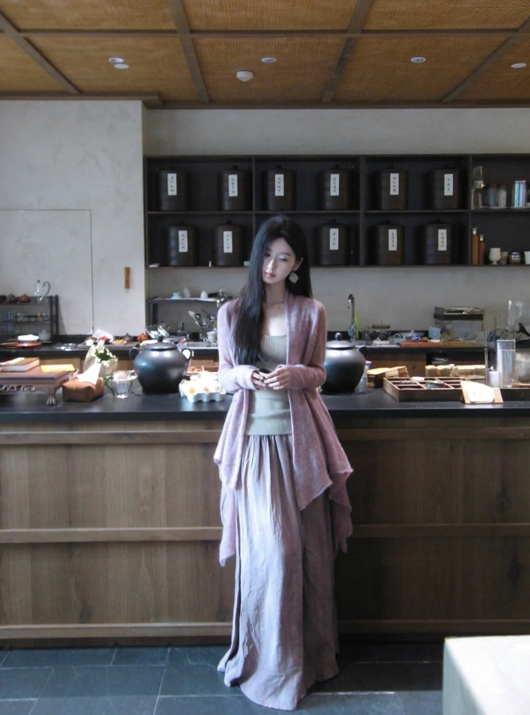 18. Áo choàng len + Áo hai dây và chân váy lụa