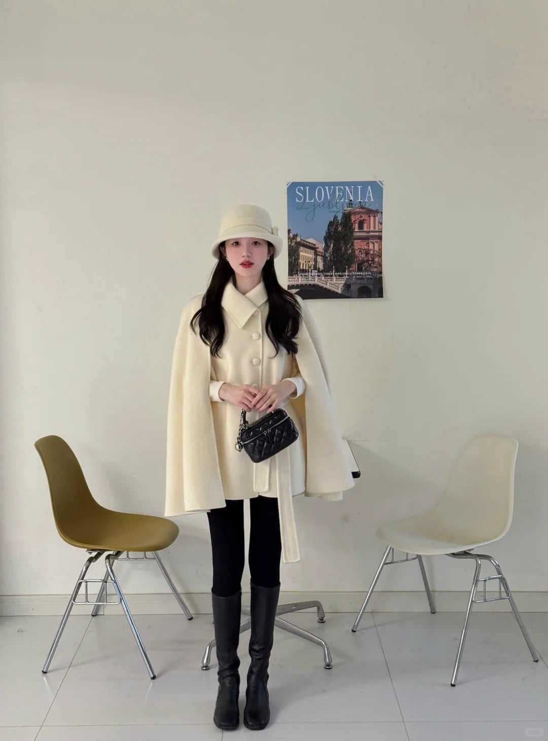 5. Áo choàng len + Quần tất đen và boots da