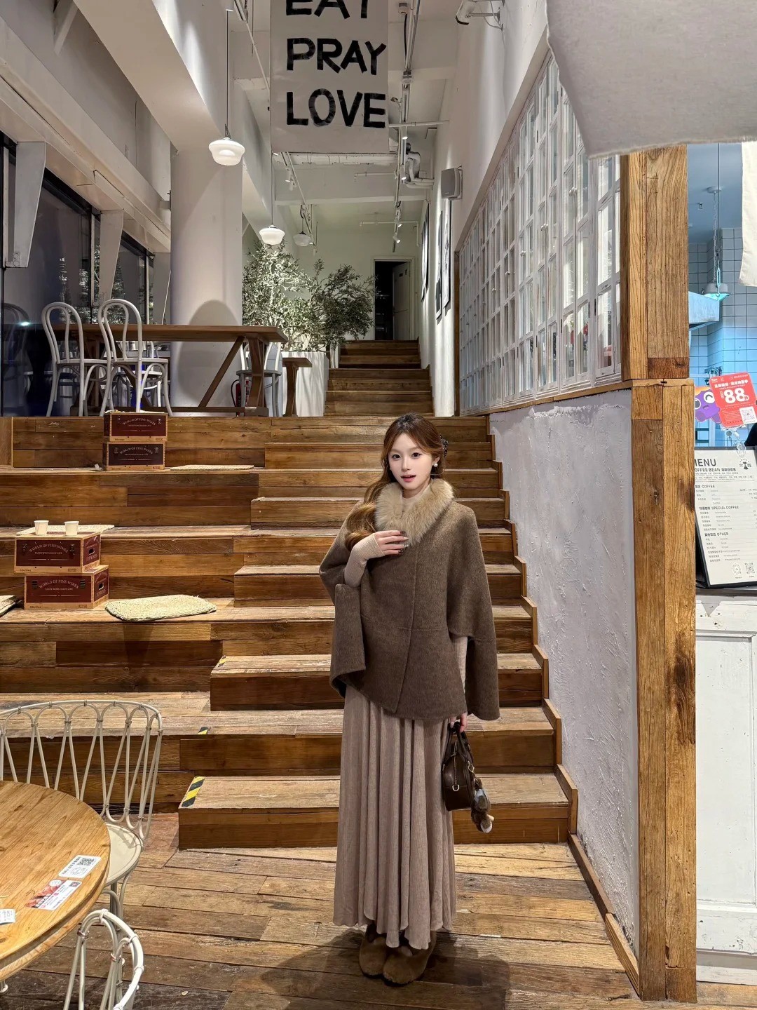 8. Áo choàng len + Chân váy xếp ly màu nâu