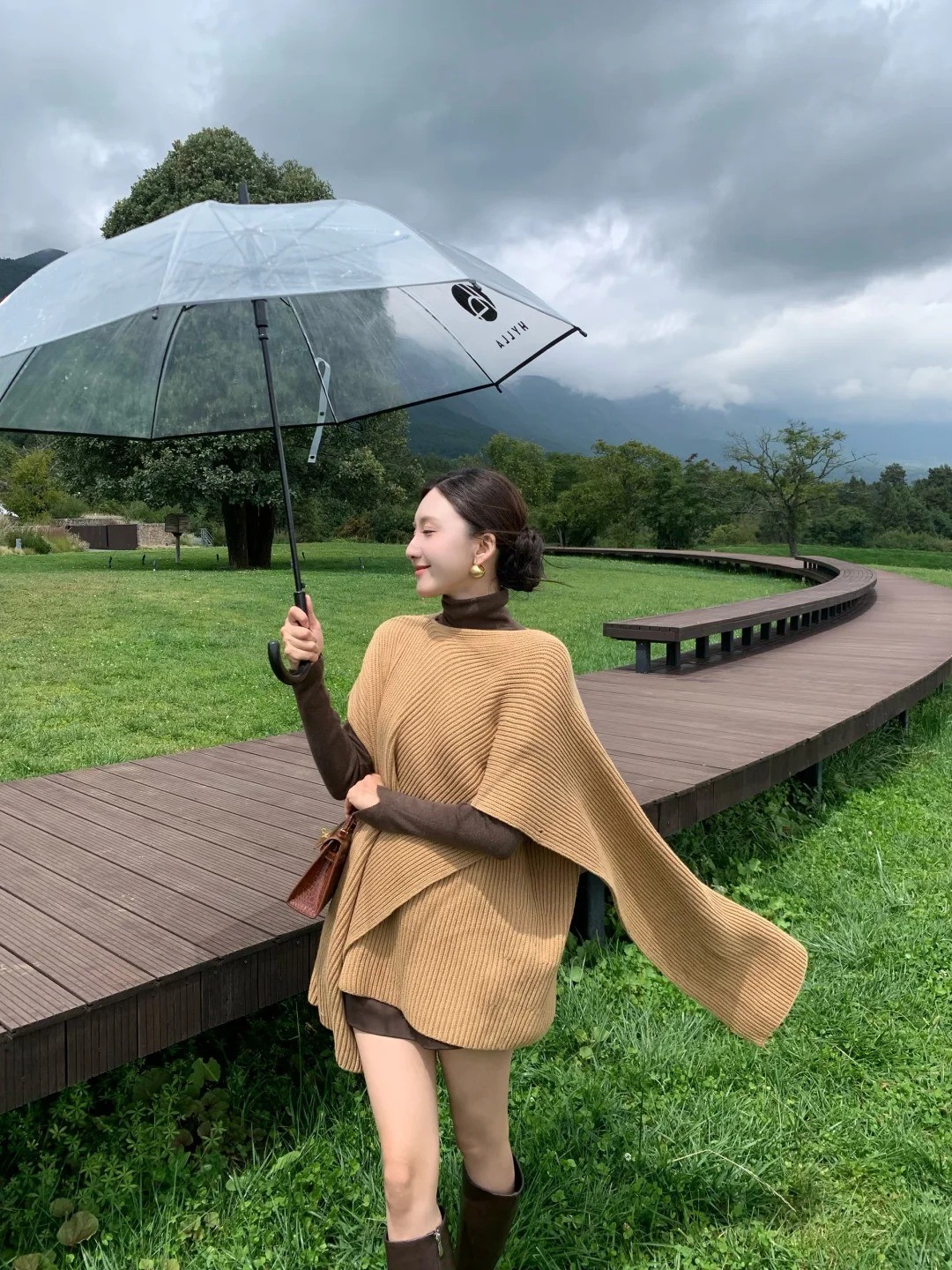 9. Áo choàng len + Boots đùi da nâu