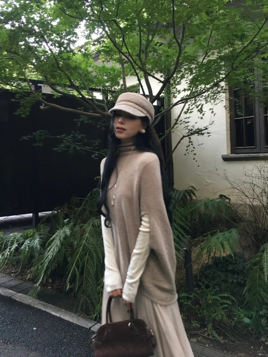 10. Áo choàng len + Chân váy xếp ly và mũ nồi