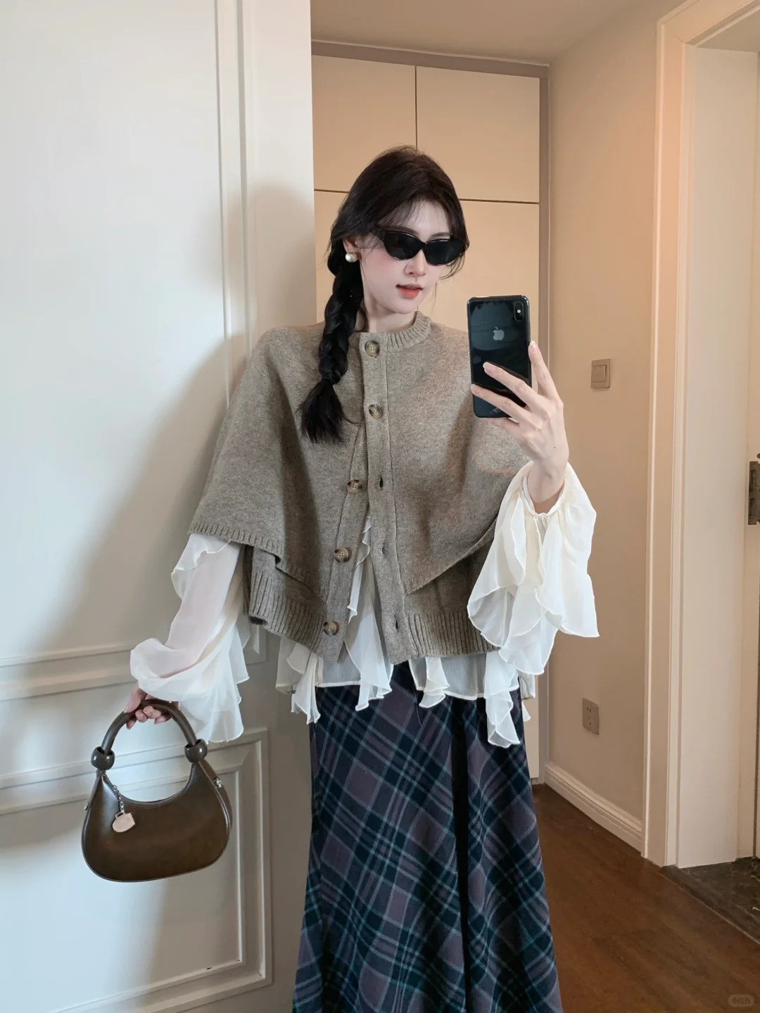 11. Áo choàng len + Áo sơ mi tay bèo và chân váy kẻ