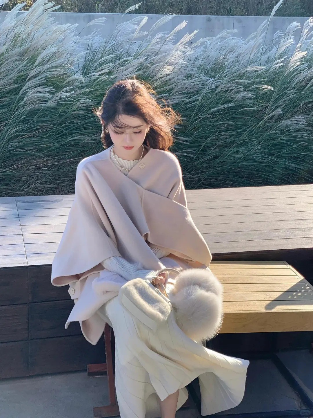 14. Áo choàng len + Váy len trắng và túi lông
