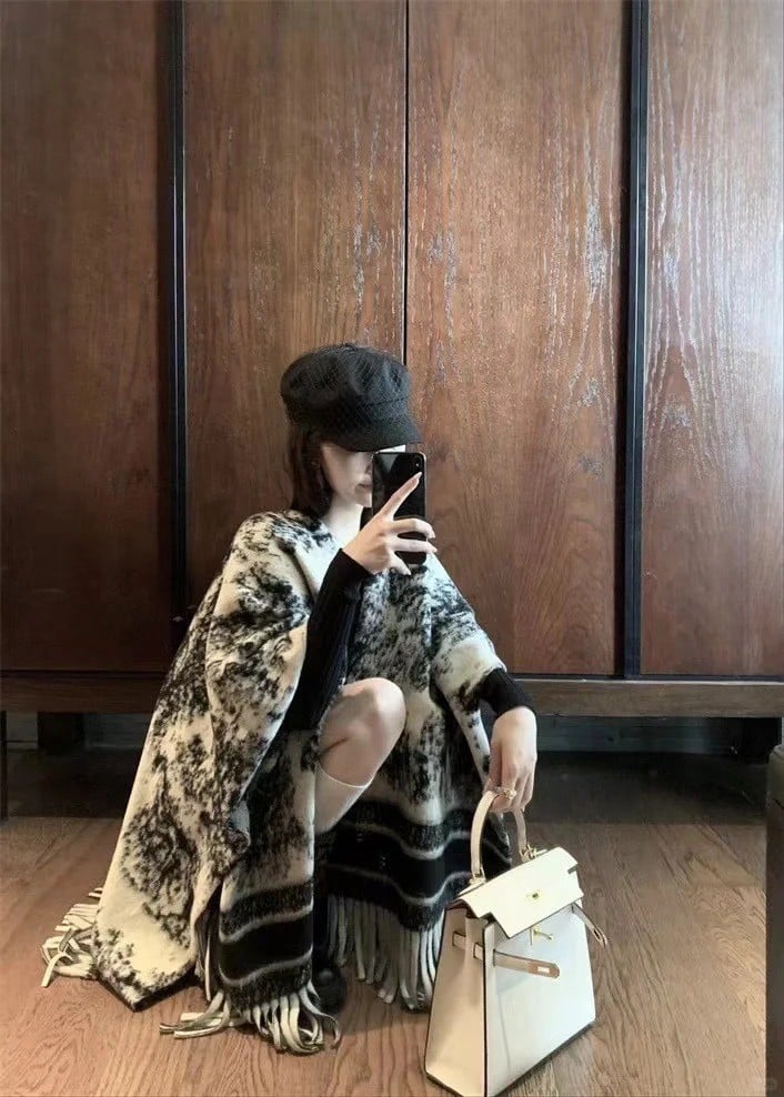 15. Áo choàng len + Tất cao cổ màu trắng