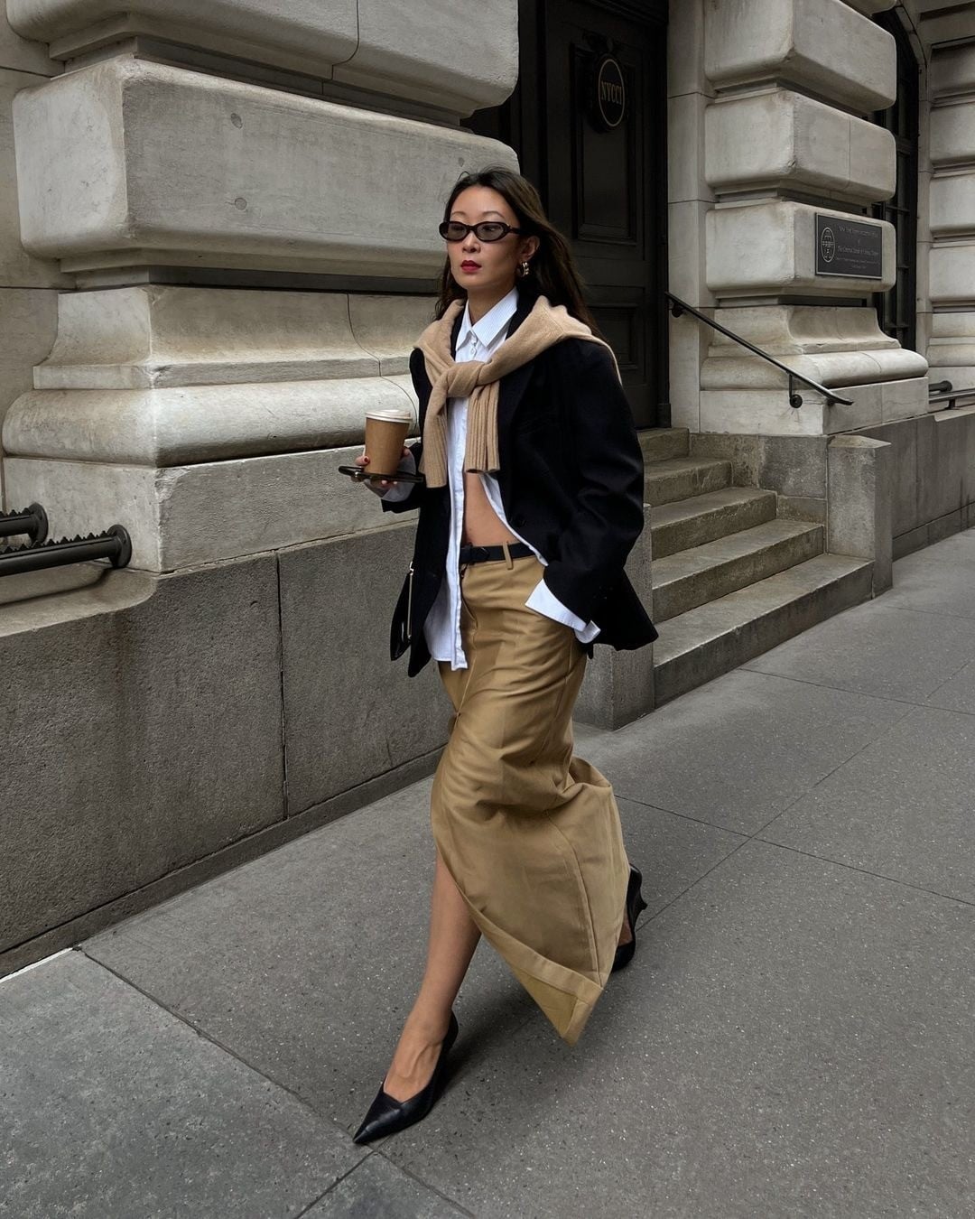 1. Áo choàng len + Áo blazer và chân váy kaki