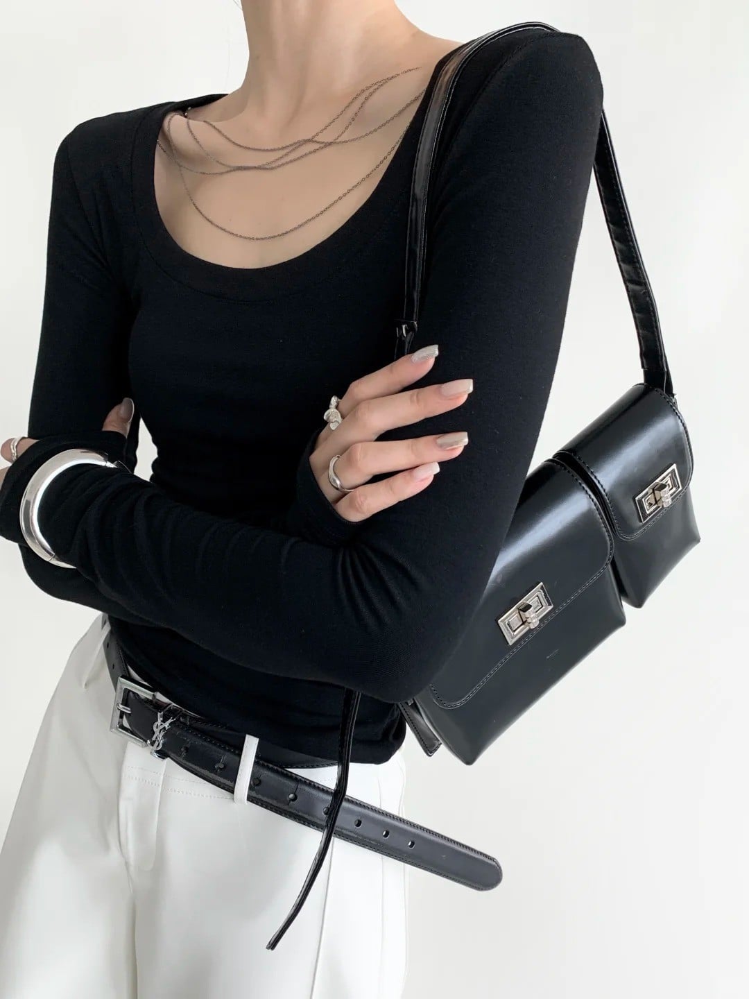 Vì sao áo cổ chữ U trở thành 